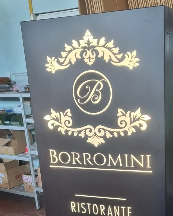 Totem luminoso BORROMINI Ristorante Pizzeria acceso in laboratorio