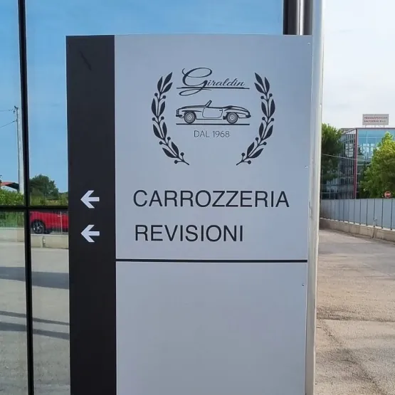 Totem CARROZZERIA REVISIONI con le frecce