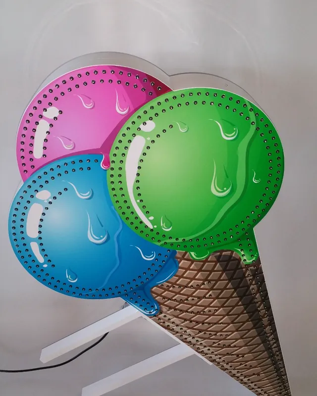 Forma luminosa in plexiglas con i LED, su un supporto da terra