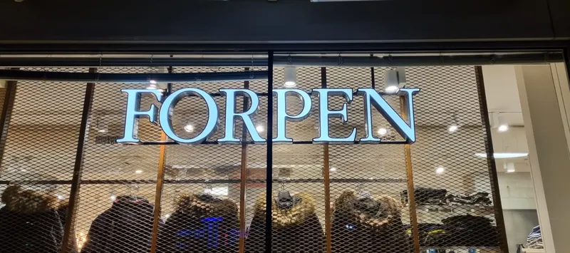 Lettere luminose FORPEN sopra la vetrina di un negozio