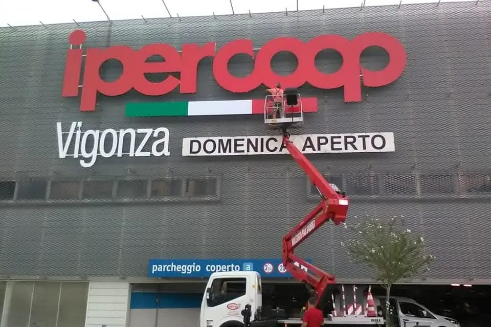 Lettere IPERCOOP Vigonza sulla facciata, montaggio con la piattaforma aerea