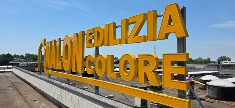 Lettere scatolate installate sul tetto di un edificio