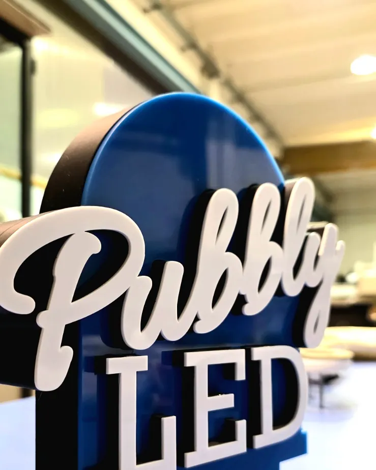 Il marchio Pubbly LED realizzato come insegna da tavolo