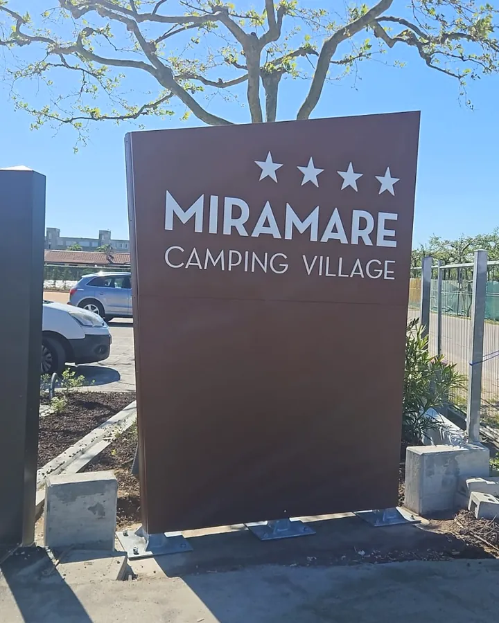 Totem MIRAMARE Camping Village montato all'ingresso