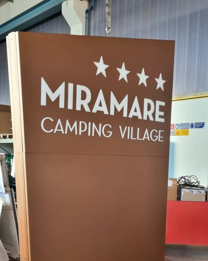 Totem MIRAMARE Camping Village in laboratorio, prima del montaggio