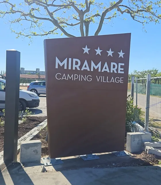 Totem Miramare Camping Village all'ingresso del campeggio