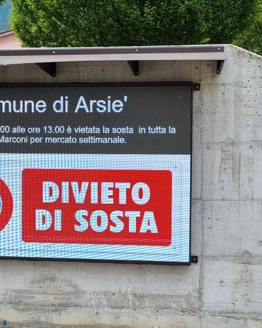 Pannello a LED del Comune di Arsiè acceso in piazza