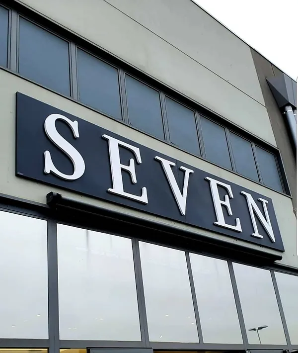 Lettere in rilievo SEVEN sulla facciata di un negozio