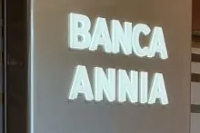 Totem luminoso BANCA ANNIA con le indicazioni Direzione generale e Filiale