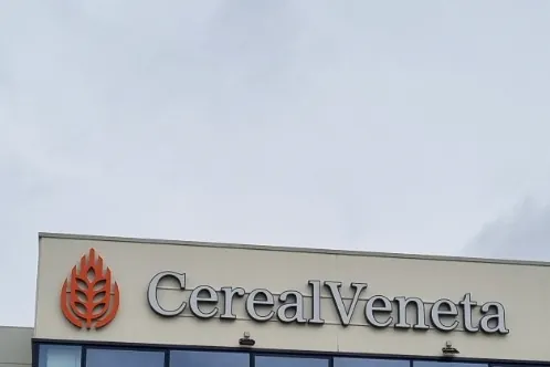 Lettere CerealVeneta e logo sulla facciata