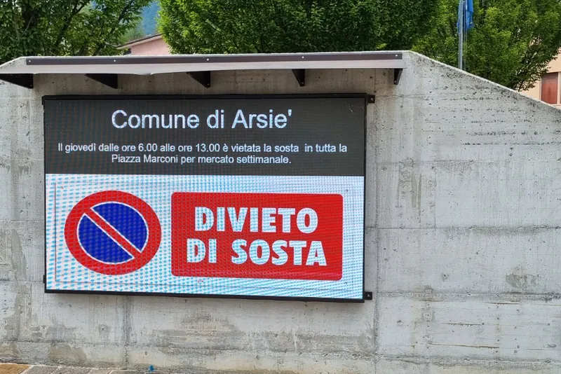 Pannello a LED del Comune di Arsiè acceso in piazza