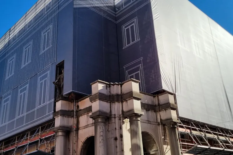Telo stampato sul ponteggio di un palazzo