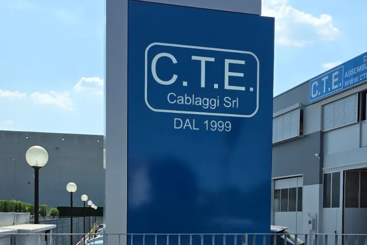 Totem blu C.T.E. Cablaggi dietro la recinzione
