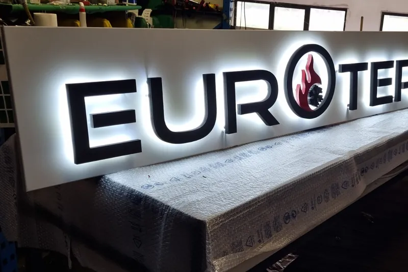 Lettere retroilluminate EUROTERMO accese in laboratorio