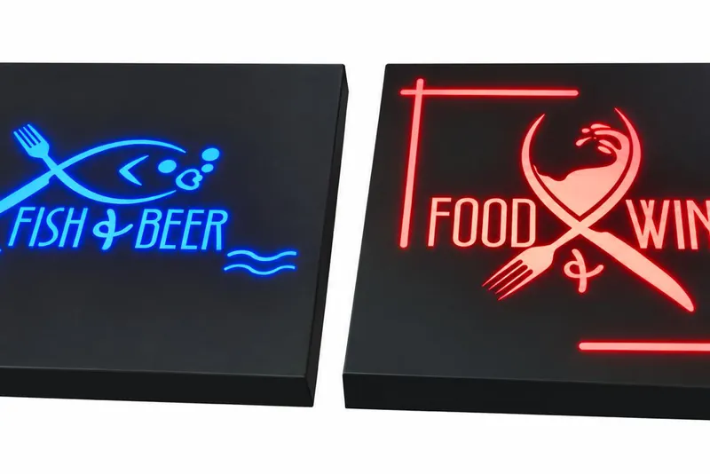 Insegne luminose FISH & BEER e FOOD & WINE su fondo bianco