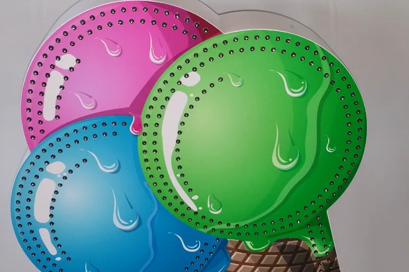 Forma luminosa in plexiglas con i LED, su un supporto da terra