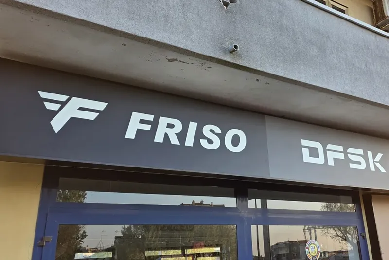 Fascia con le insegne FRISO, DFSK ed EMC di una concessionaria