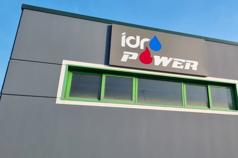 Insegna IDRO POWER su un capannone