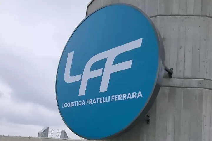 Insegna tonda LFF su una facciata in cemento
