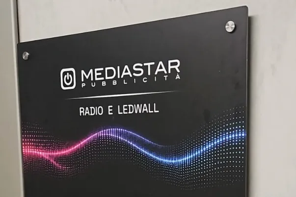 Targa MEDIASTAR a parete con i distanziali
