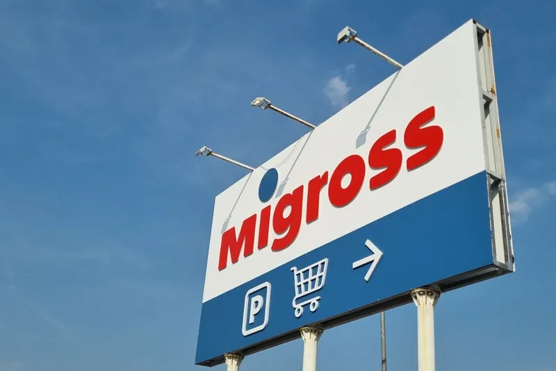 Cartello Migross su pali con i faretti