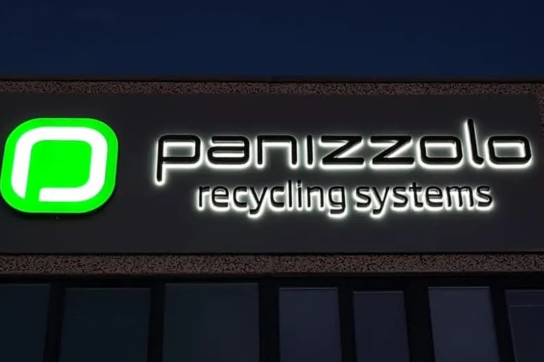 Insegna retroilluminata panizzolo recycling systems, di sera