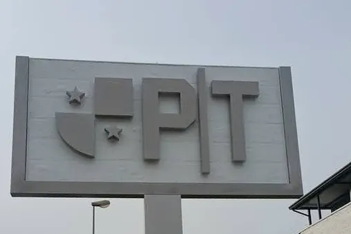 Insegna PIT su palo con le lettere in rilievo