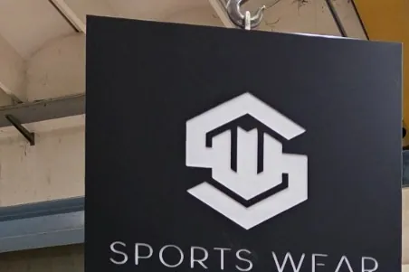 Totem nero SPORTS WEAR in laboratorio