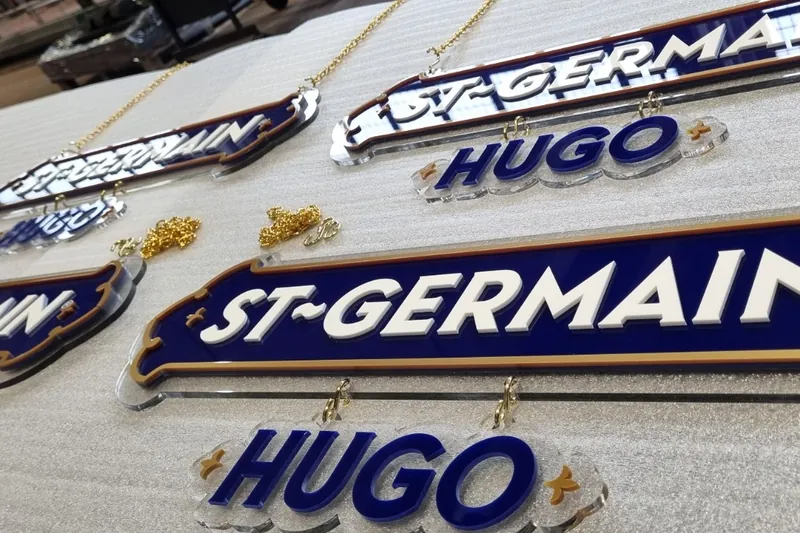 Targhe sagomate in plexiglas ST-GERMAIN e HUGO